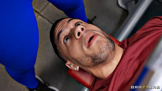 Gym Babes Put On A Public Show