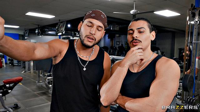 Gym Babes Put On A Public Show