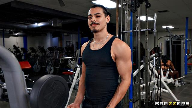 Gym Babes Put On A Public Show