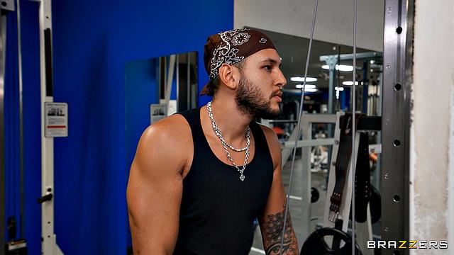 Gym Babes Put On A Public Show