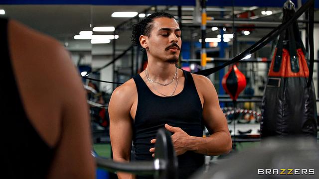 Gym Babes Put On A Public Show