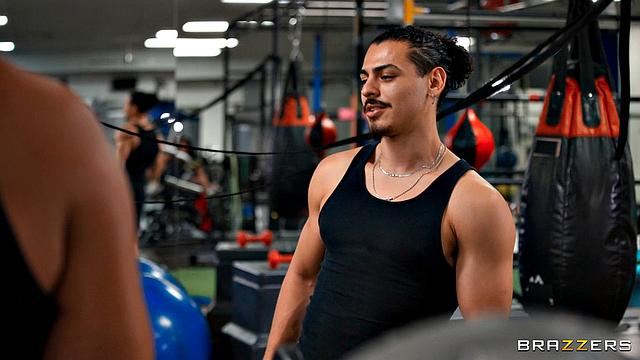 Gym Babes Put On A Public Show