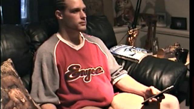 Парень с короткой стрижкой сосет член другу и кончает на руку.