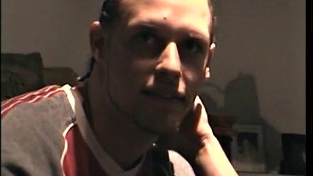 Парень с короткой стрижкой сосет член другу и кончает на руку.