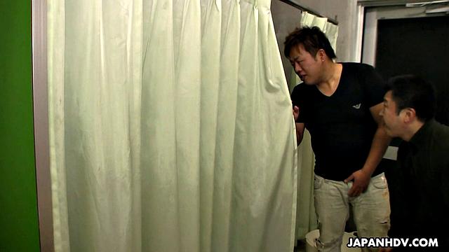 Соседка-брюнетка ловит горячую встречу с охочими соседями