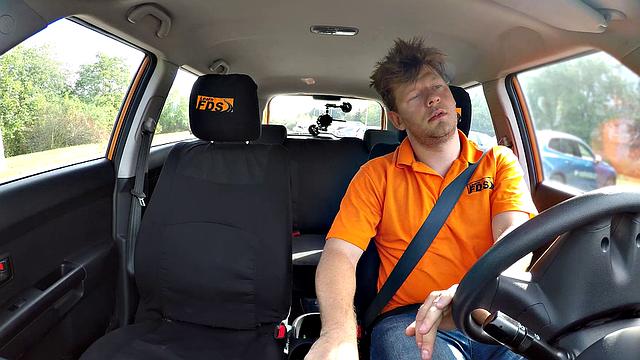 ginebra bellucci скачет на члене в машине после жаркой учебы