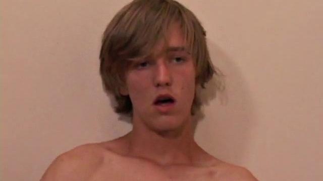 Дастин устроил себе весёлый вечер с рукой, камера всё сняла - гей версия с юмором.