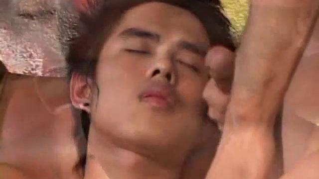 This is the story of Asian boy Pe, who wants to learn how to skate, but ends up getting seduced by his new friend. After some kissing, the two open their pants and Pe goes down on his friend.