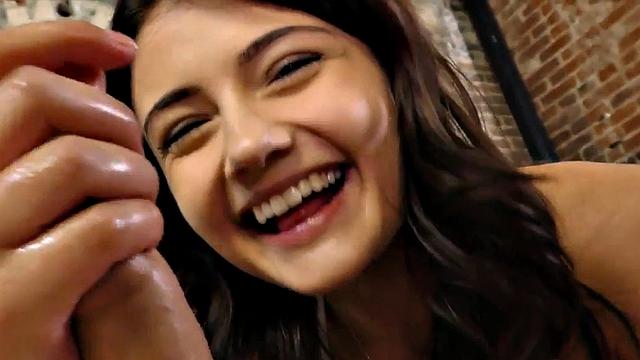 опытная домина мастурбирует твердый член в любительском pov