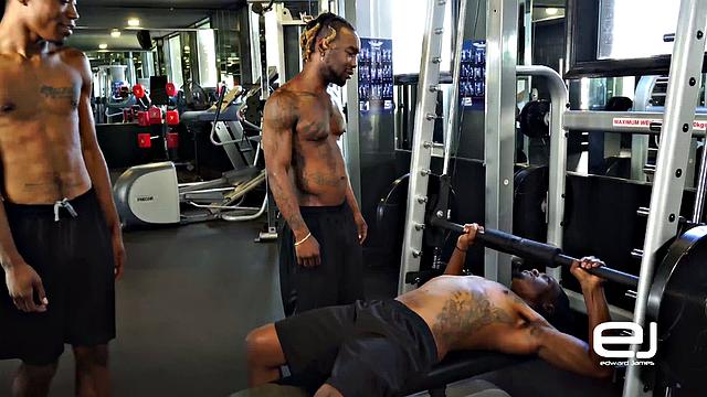 три накачанных мужика устраивают жёсткий групповой без гондона