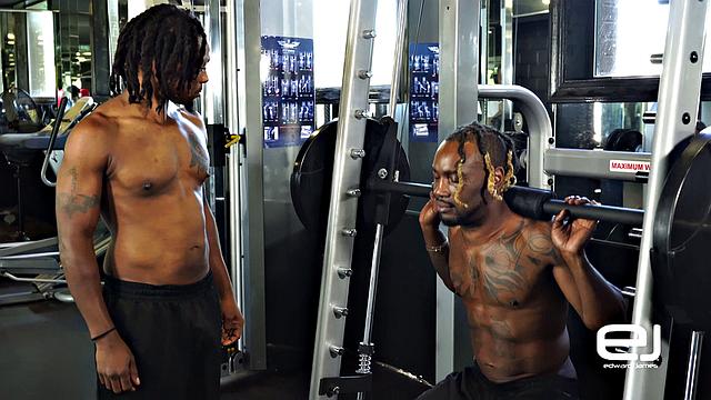 три накачанных мужика устраивают жёсткий групповой без гондона