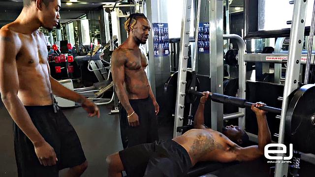 три накачанных мужика устраивают жёсткий групповой без гондона