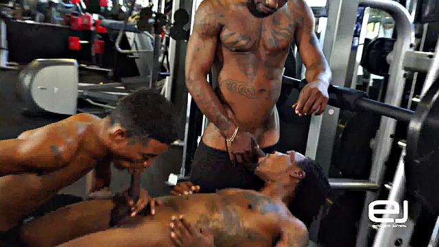 три накачанных мужика устраивают жёсткий групповой без гондона