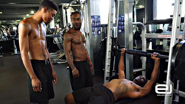 три накачанных мужика устраивают жёсткий групповой без гондона