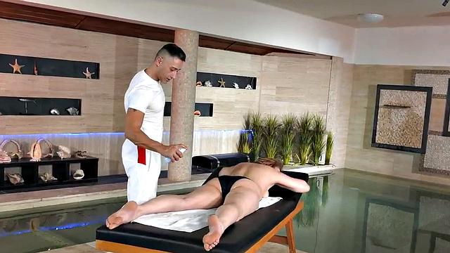 Bigbooty mature enjoys fucking in pussy in doggystyle