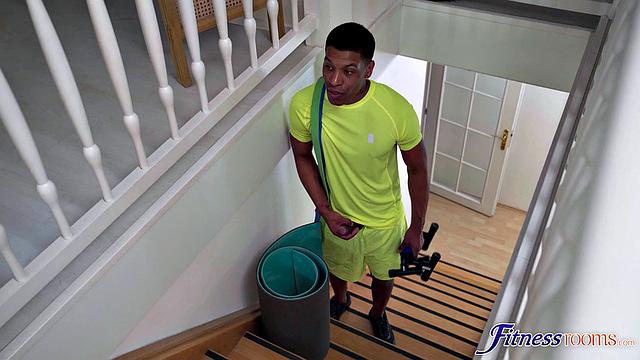 Пылкая лесбийская прелюдия, потом обе скачут на мощном британе - вот такой фитнес после тренировки!