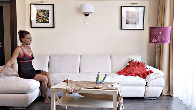 зрелая худышка решила не париться и устроила себе праздник на диване