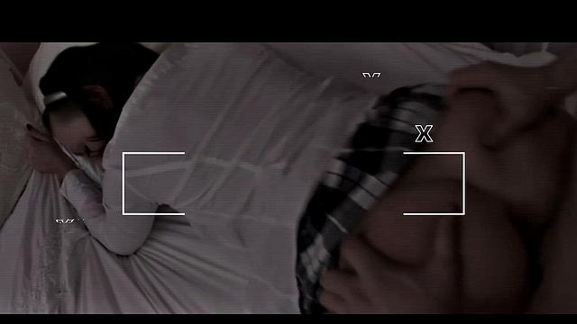 зрелая худышка решила не париться и устроила себе праздник на диване