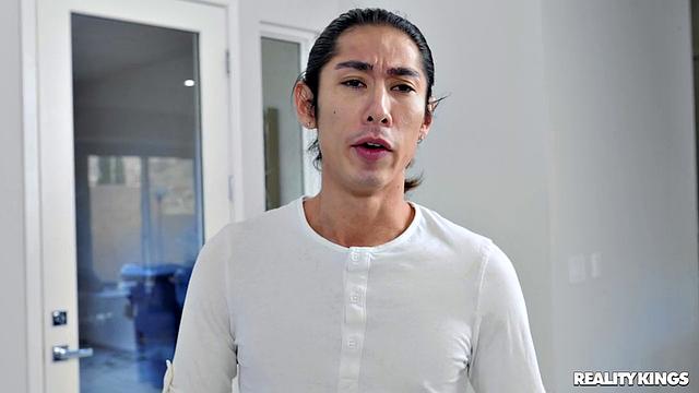 Алексис Фокс мастурбирует на ноутбуке и трахается с отчимом дома