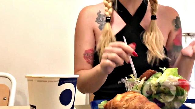 путешествие шелли: блондинка с косичками творит на отдыхе