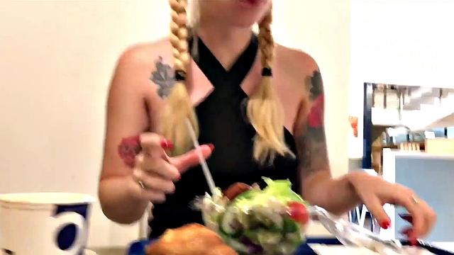 путешествие шелли: блондинка с косичками творит на отдыхе