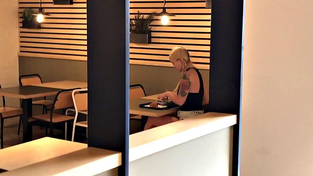 путешествие шелли: блондинка с косичками творит на отдыхе