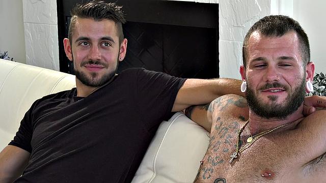 Татуированная блондинка сосёт и делит член с би парнем в тройке