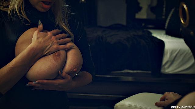 блондинка в коже связывает и порет любовницу