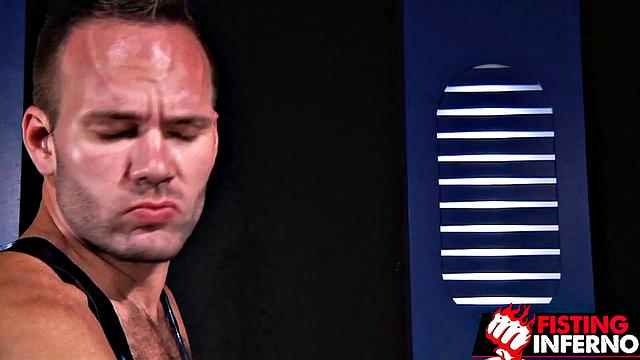 аполло решил не мелочиться: и кулак, и член в одной дырке