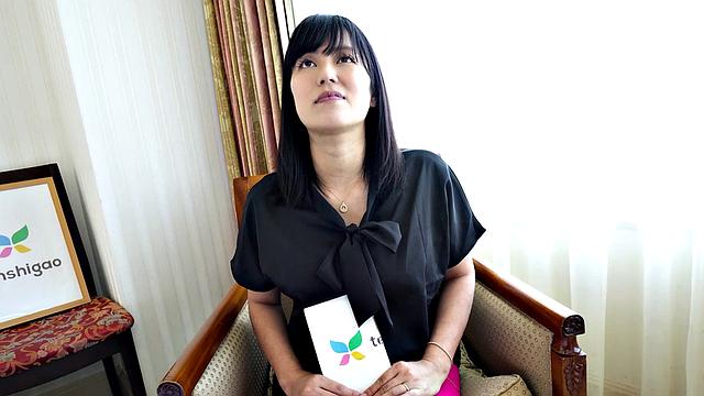 Rei Hoshino is a Japanese married woman looking for fun