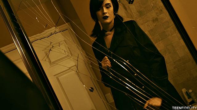 Готичная Айви уже сосёт, как только заводится музыка