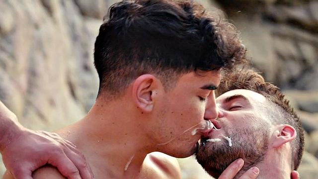 качки трахают друг друга и обмениваются спермой на свежем воздухе