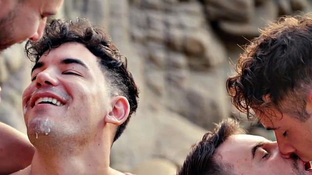 качки трахают друг друга и обмениваются спермой на свежем воздухе