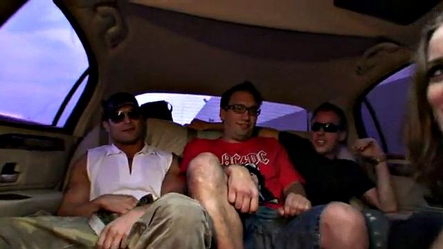 Шикарная в белье на четвереньках, потом блестяще отсасывает