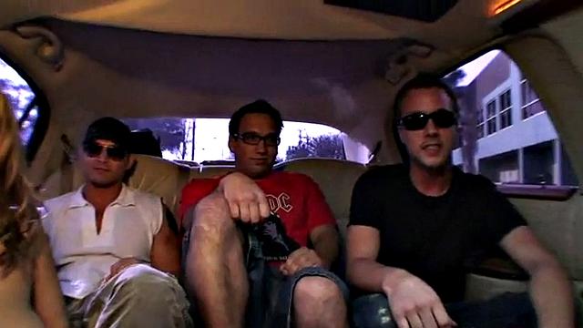 Шикарная в белье на четвереньках, потом блестяще отсасывает