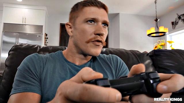 Оторвись от приставки и трахни Honey Hayes в задницу прямо на диване!