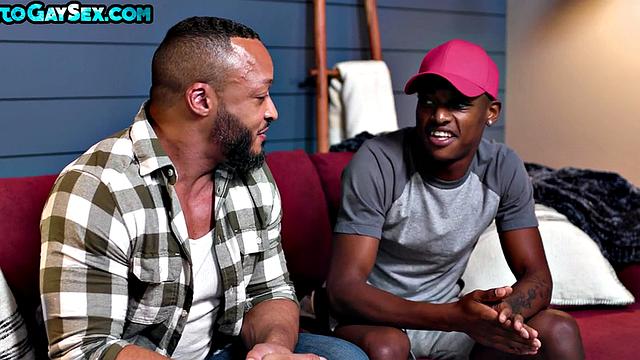 Качок-чернокожий жёстко шпилит стройного твинка в голую