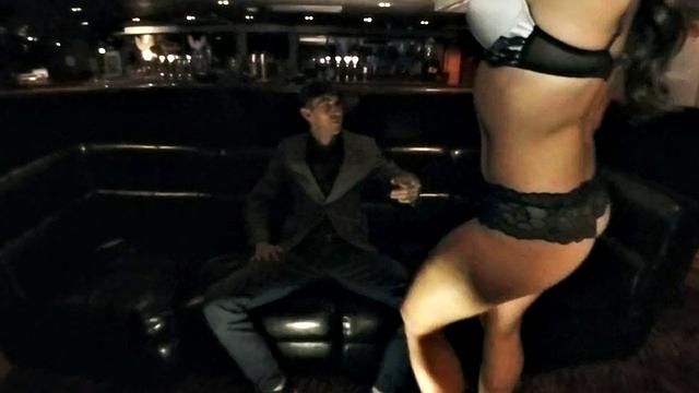 Дэнни Д перебирает позы с Эллой Хьюз: когда хочется попробовать всё сразу в один вечер, только не забудь сменить положение - а то вдруг понравится больше, чем планировал.