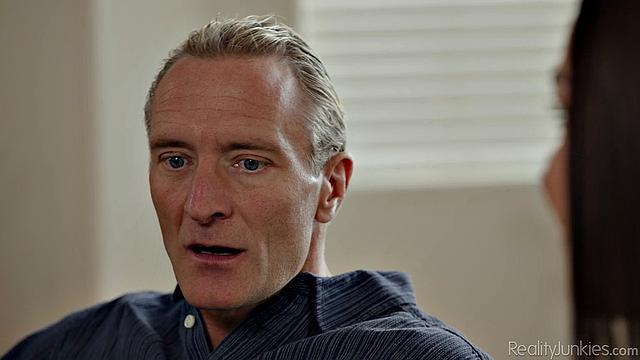 Сочная блондинка и брюнетка с огромными грудями рвут постель на двоих мужиком, жестко трахают до оргазма вместе с Clarke Kent и Rissa May.