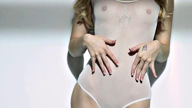 пышная блондинка скачет на большом черном члене