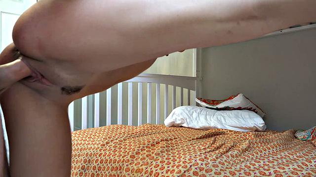 ана роуз заглатывает толстый член брайана омалли на двухъярусной кровати