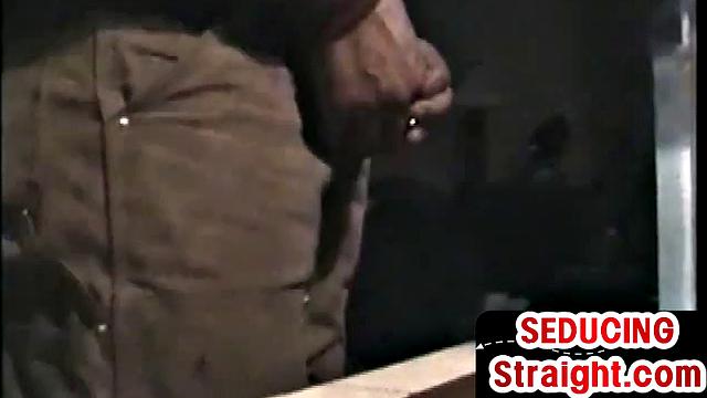 стрейт дрочит на гей порно и кончает в рождественскую ночь