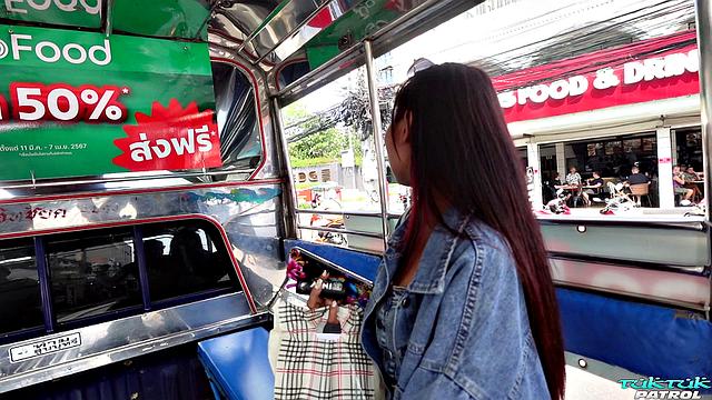 Азиатка Таев принимает двойное удовольствие и ловит сперму на лицо в такси втроем.