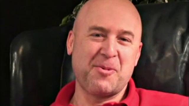 Брэд стебётся над седыми яйцами, пока ему дрочат без стыда