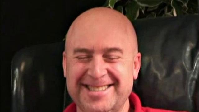 Брэд стебётся над седыми яйцами, пока ему дрочат без стыда