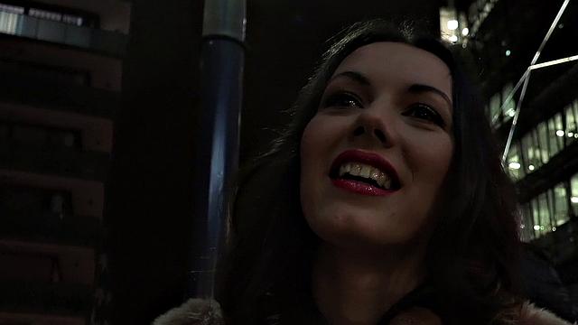 элегантная брюнетка из европы срывает покровы и трахается на кухне