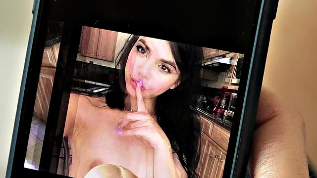 Sexting Latina Makes House Call