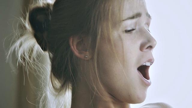 стройная фетишистка заводит парня стопами на диване