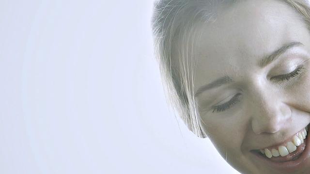 стройная фетишистка заводит парня стопами на диване