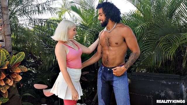 Сочная блондинка Gia OhMy завела соседа на пальму и дала ему по полной у себя дома.